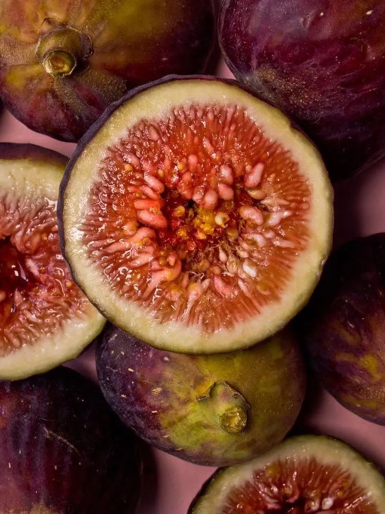 Higos maduros sobre un fondo rosado